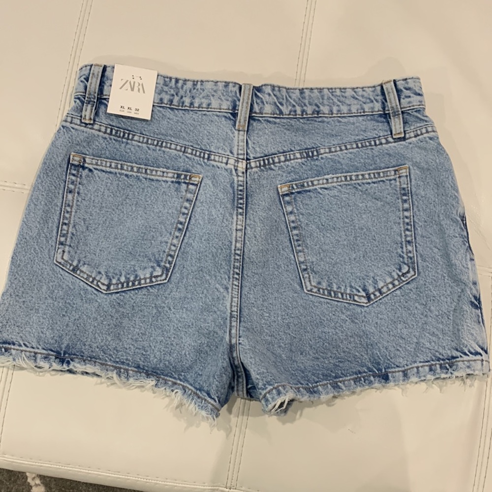 Shorts - Picture 3 of 6